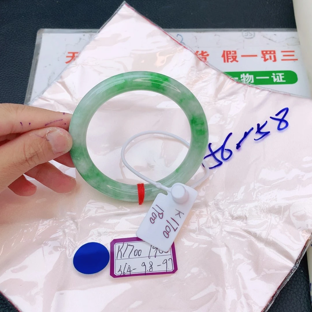 翡翠手镯未镶嵌翡翠