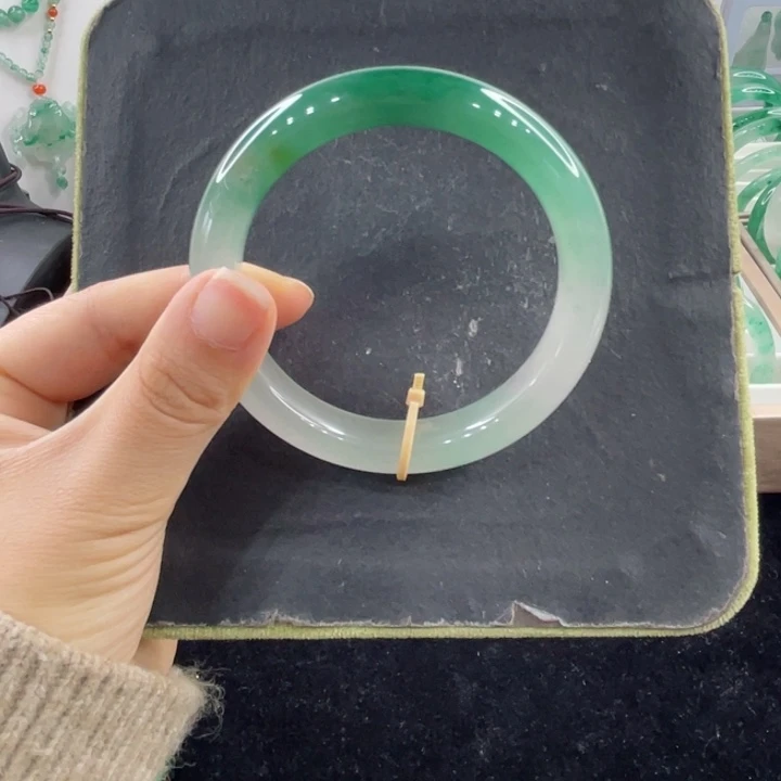 未镶嵌手镯石英质玉（非洲翠）