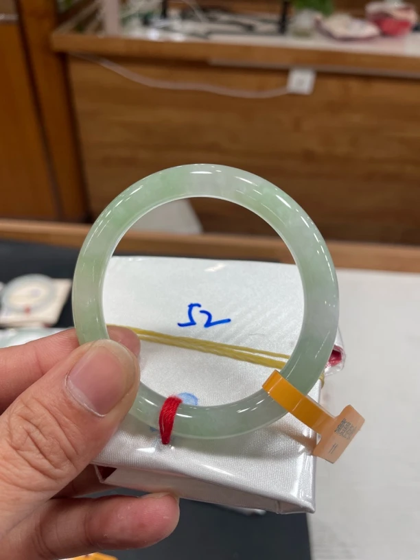 翡翠手镯未镶嵌翡翠