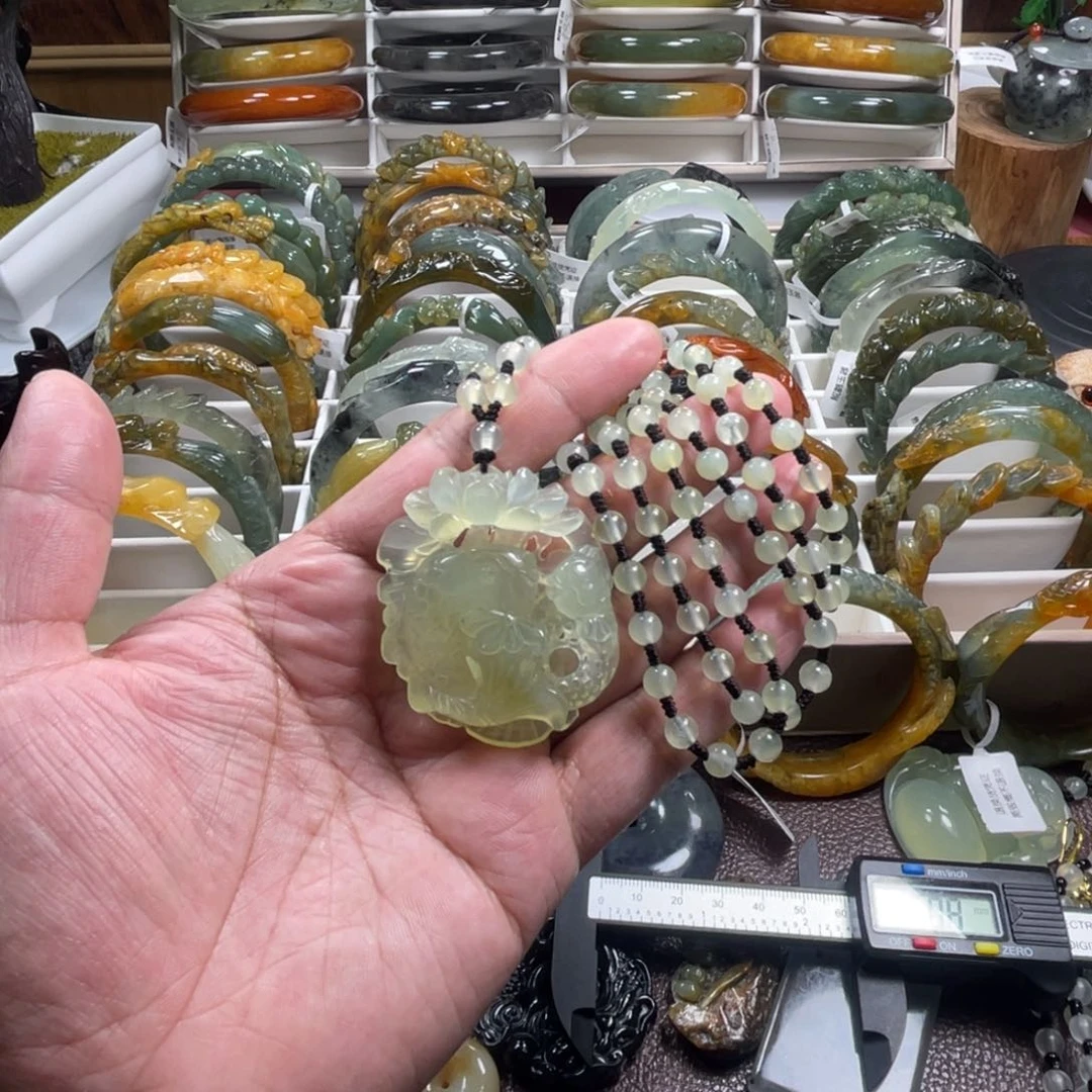 未镶嵌蛇纹石玉颈饰