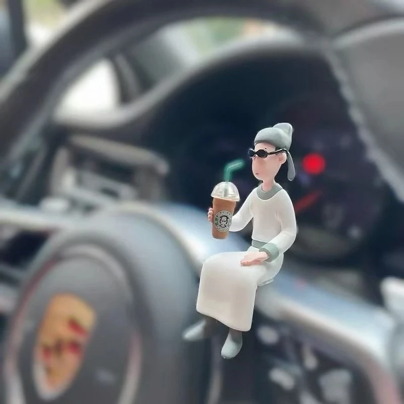新款喝咖啡的人物摆件中控台副驾驶装饰高颜值个性手办居家小摆件