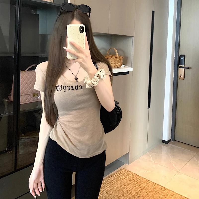 微胖大码字母爱心印花短袖T恤女夏季卡其色修身辣妹显瘦正肩上衣