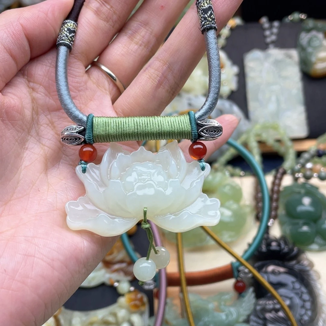 蛇纹石玉颈饰未镶嵌