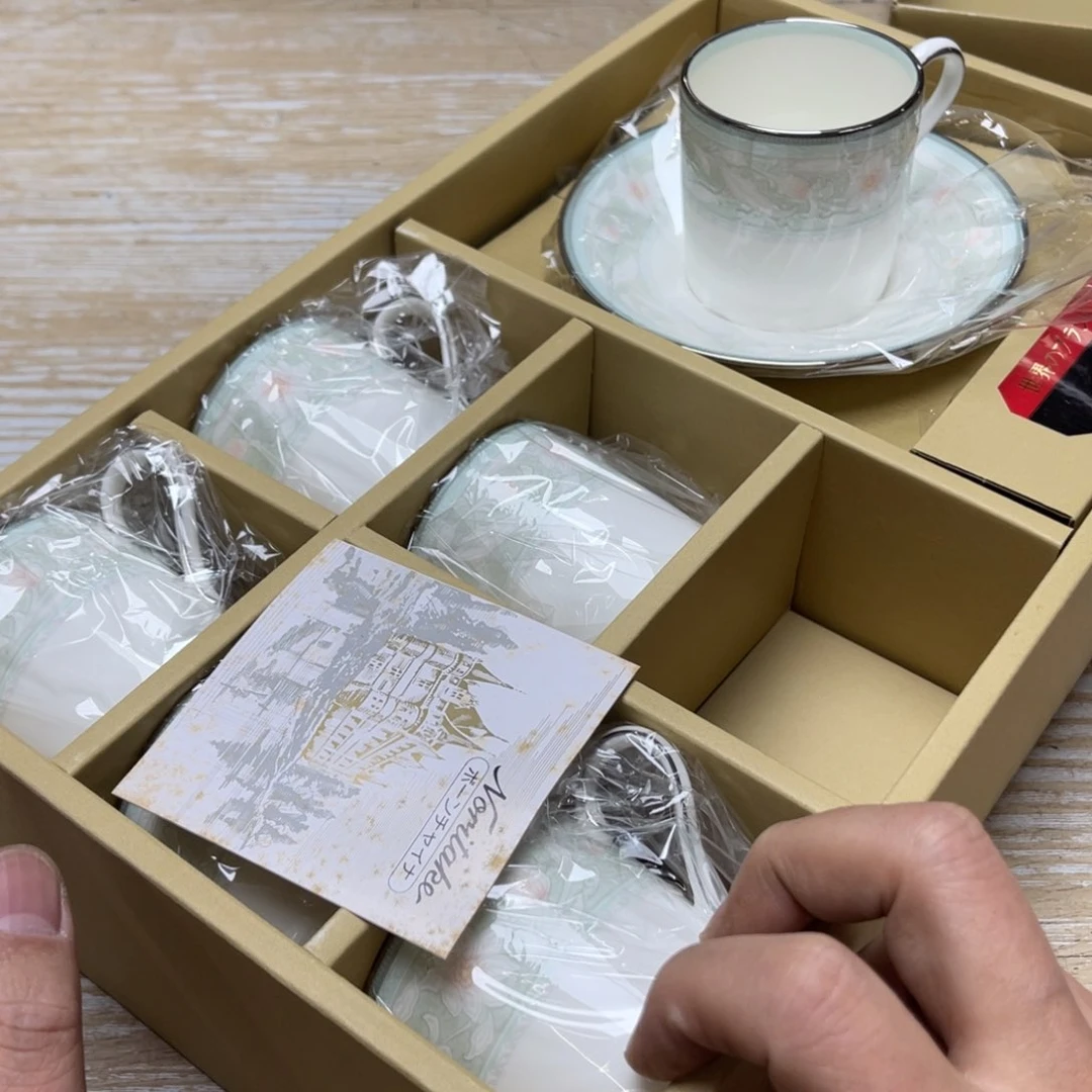 瓷片N**i密密麻麻地排列着一个