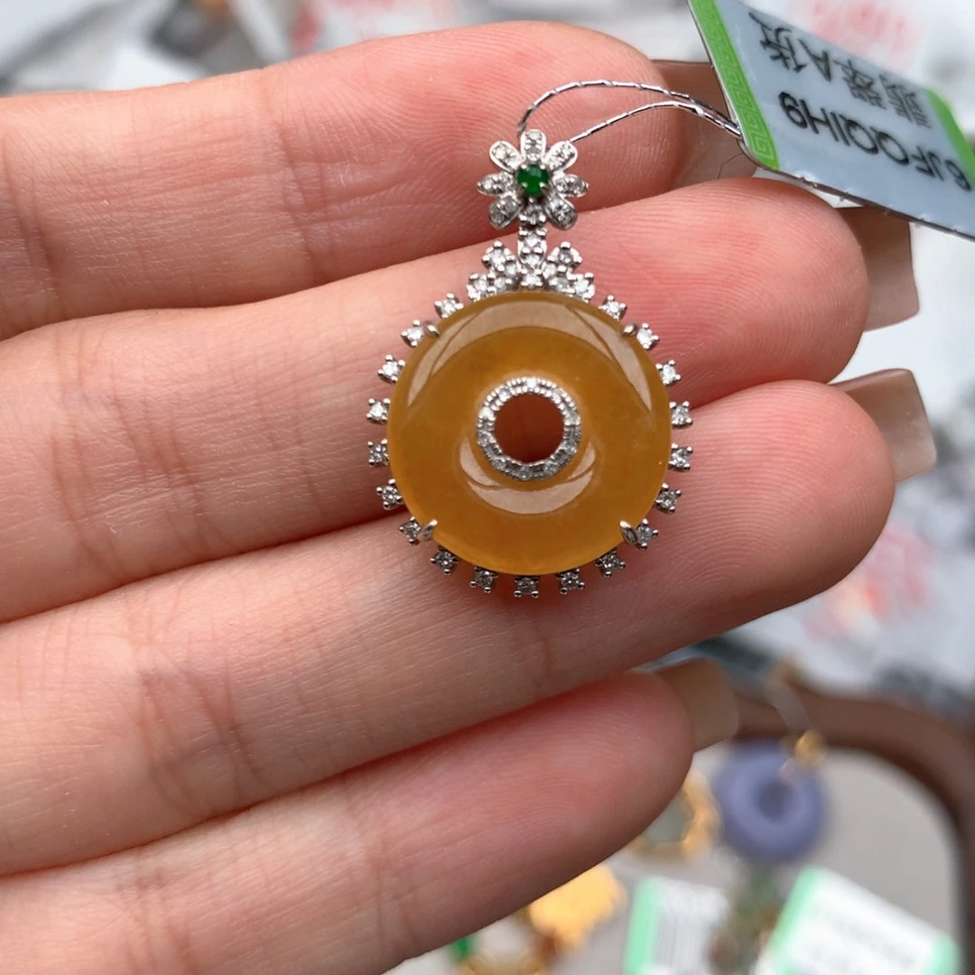 18K金镶嵌挂件翡翠