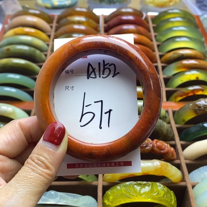 蛇纹石玉手镯未镶嵌你*吗