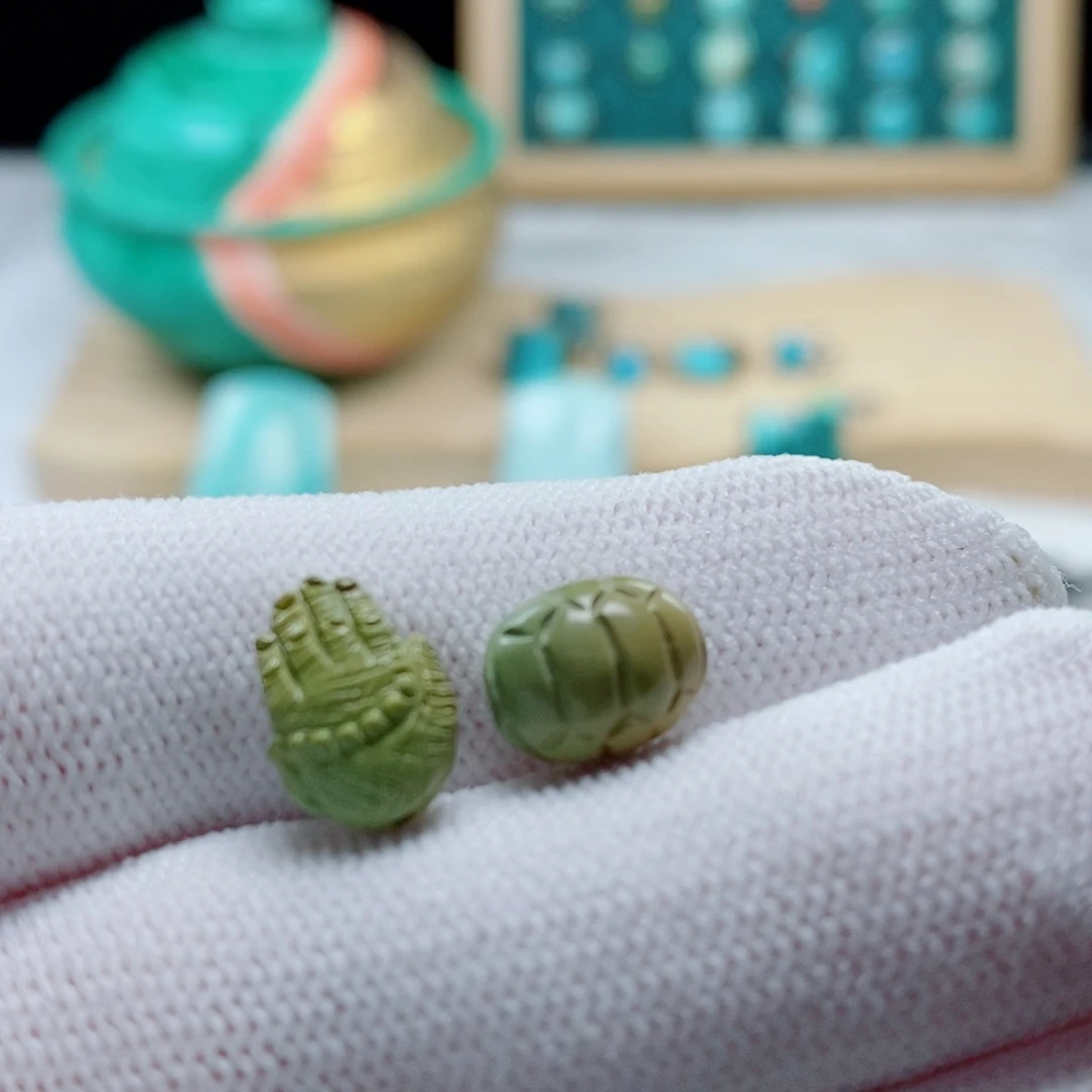 绿松石未镶嵌颈饰