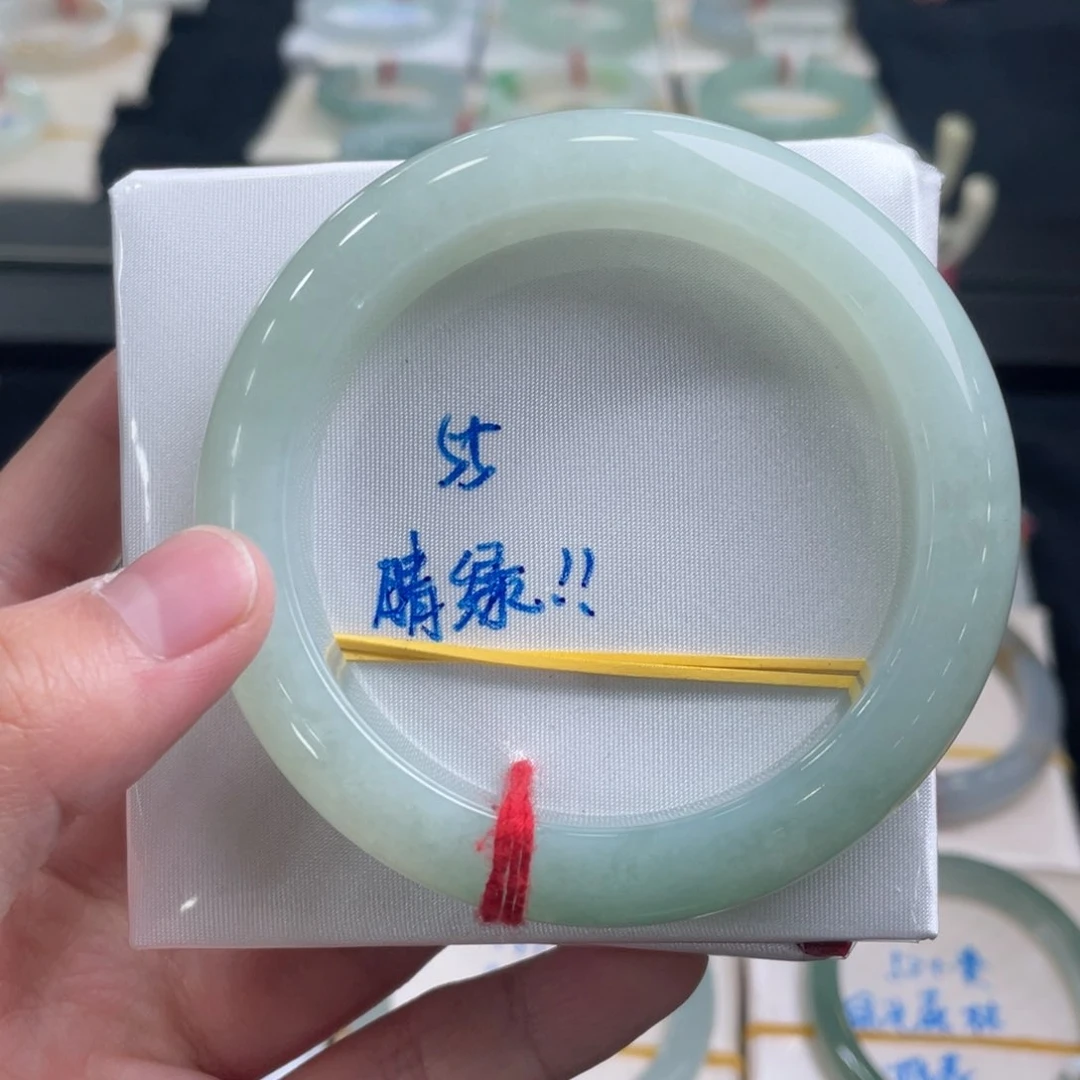 翡翠手镯未镶嵌翡翠手镯