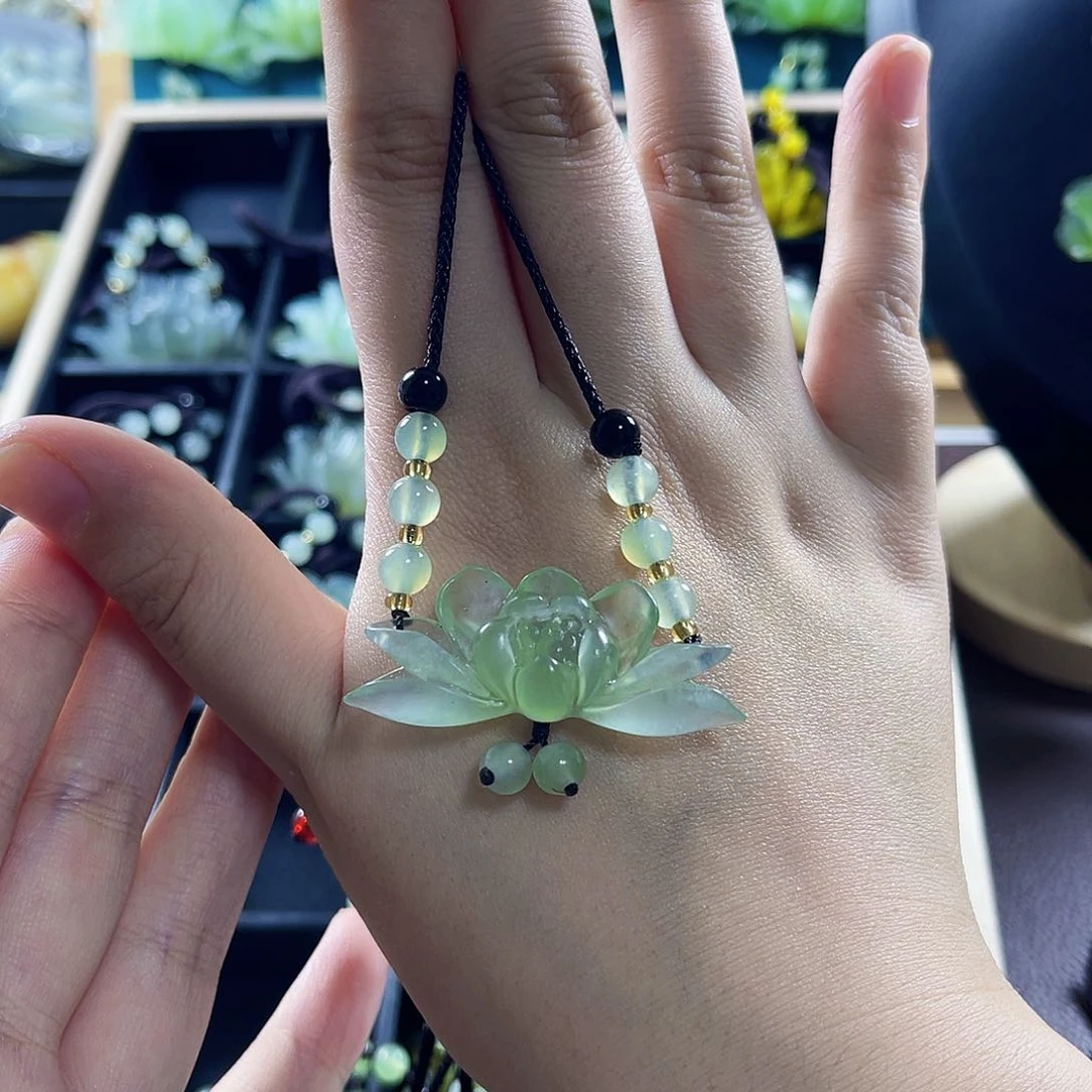 蛇纹石玉颈饰合金