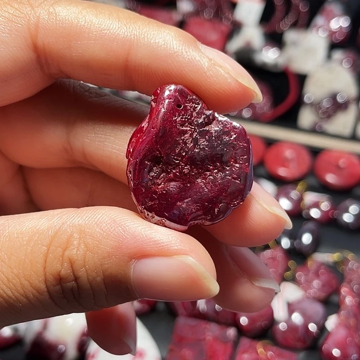 天然辰砂无根砂吊坠15.2克