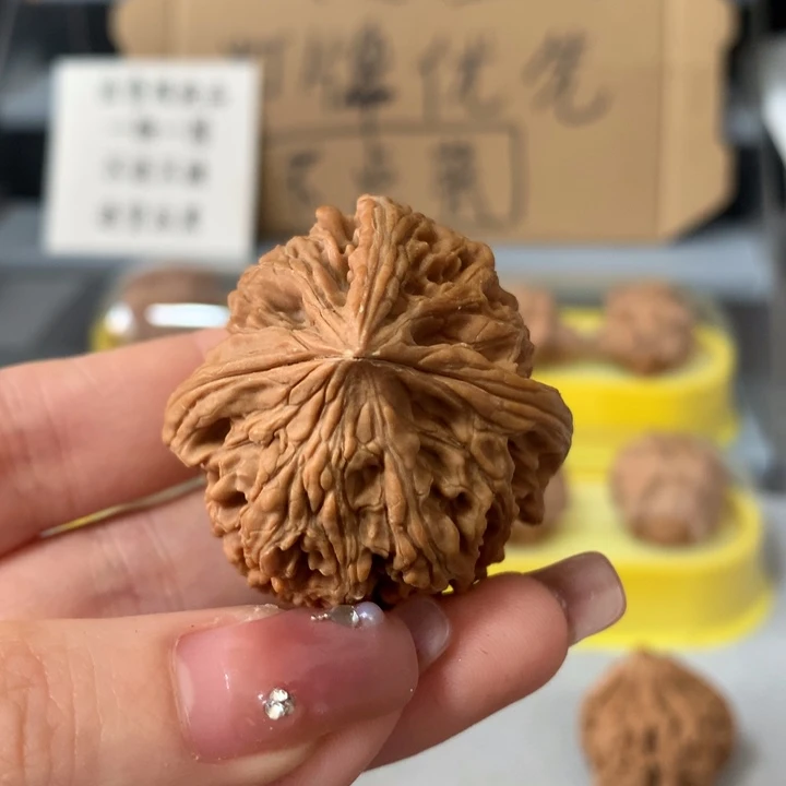 飞***觉文玩核桃吊坠异形单只，有瑕疵