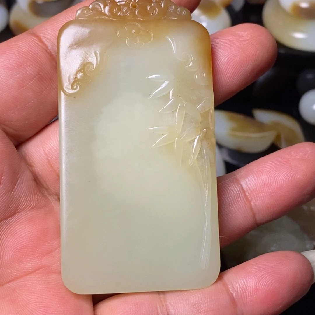 和田玉（糖玉）未镶嵌颈饰中间有结构