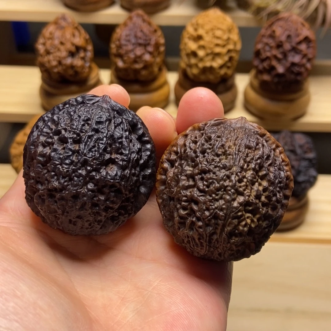 文玩核桃把件荔枝纹铁狮子45