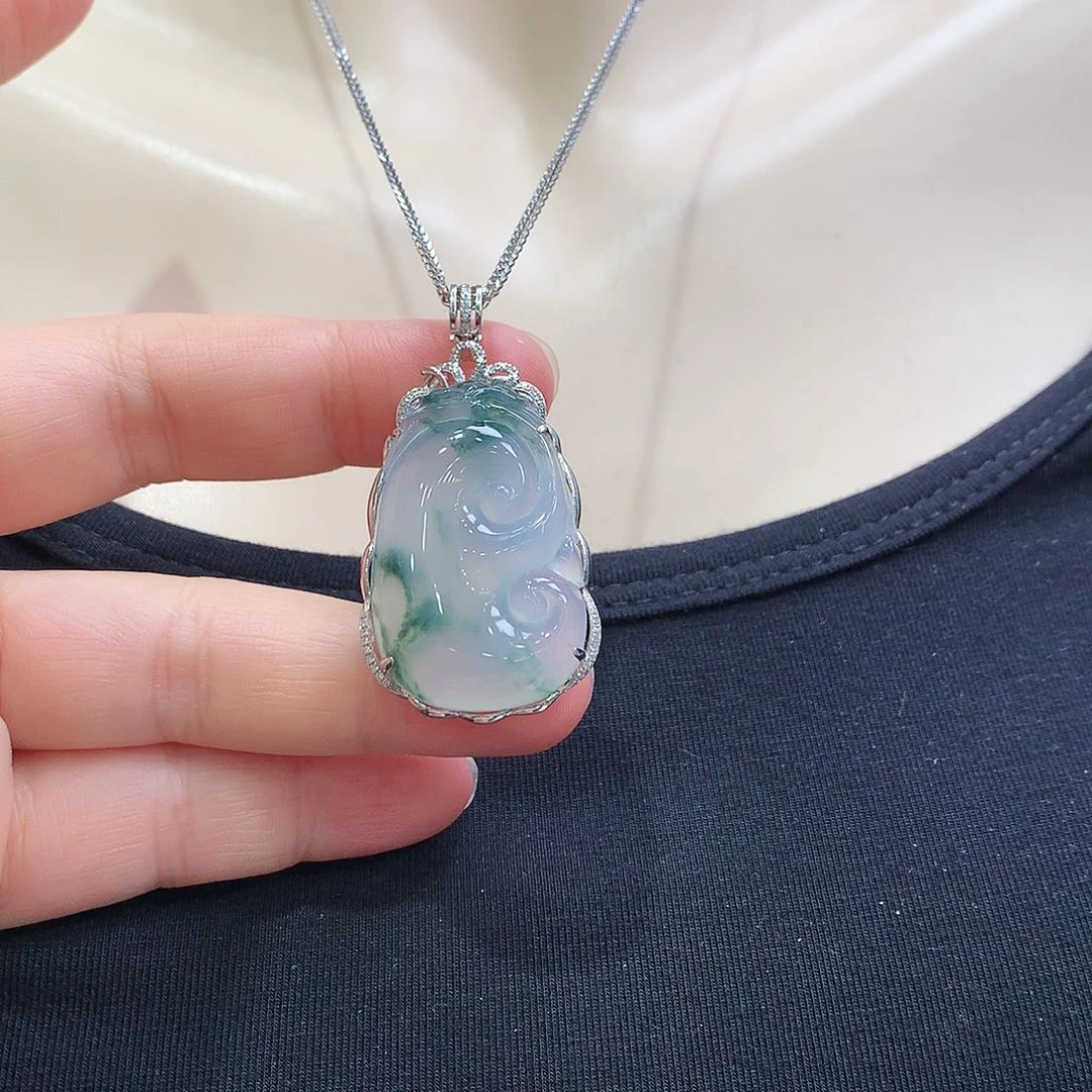 翡翠18K金镶嵌颈饰如意