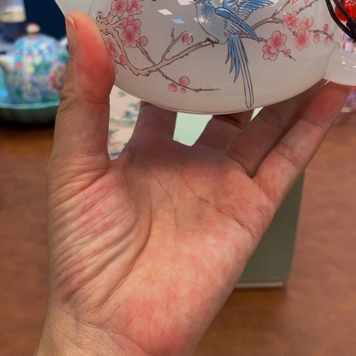 瓷片花花绿绿地开着的小