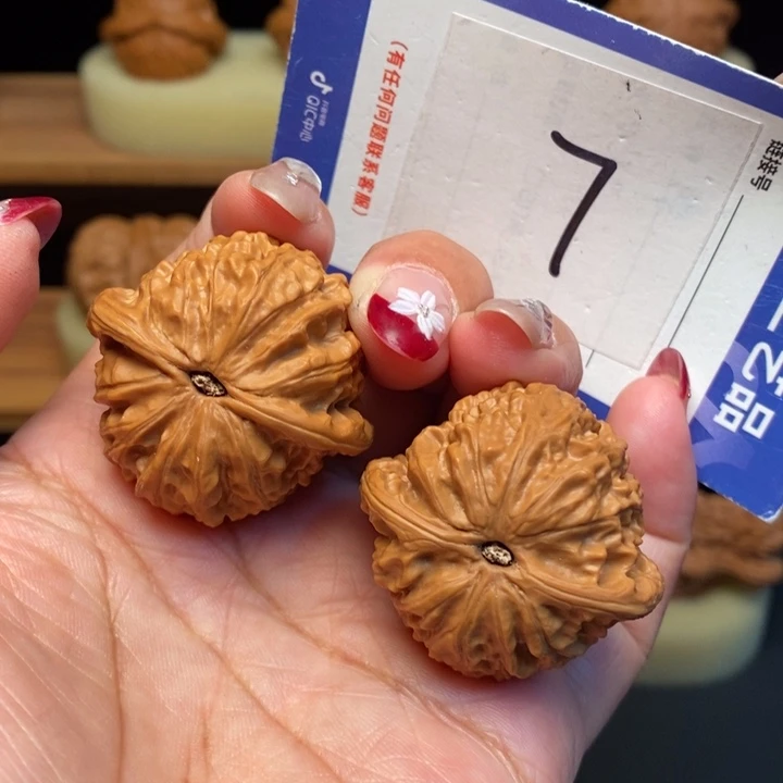 文玩核桃吊坠37金牛