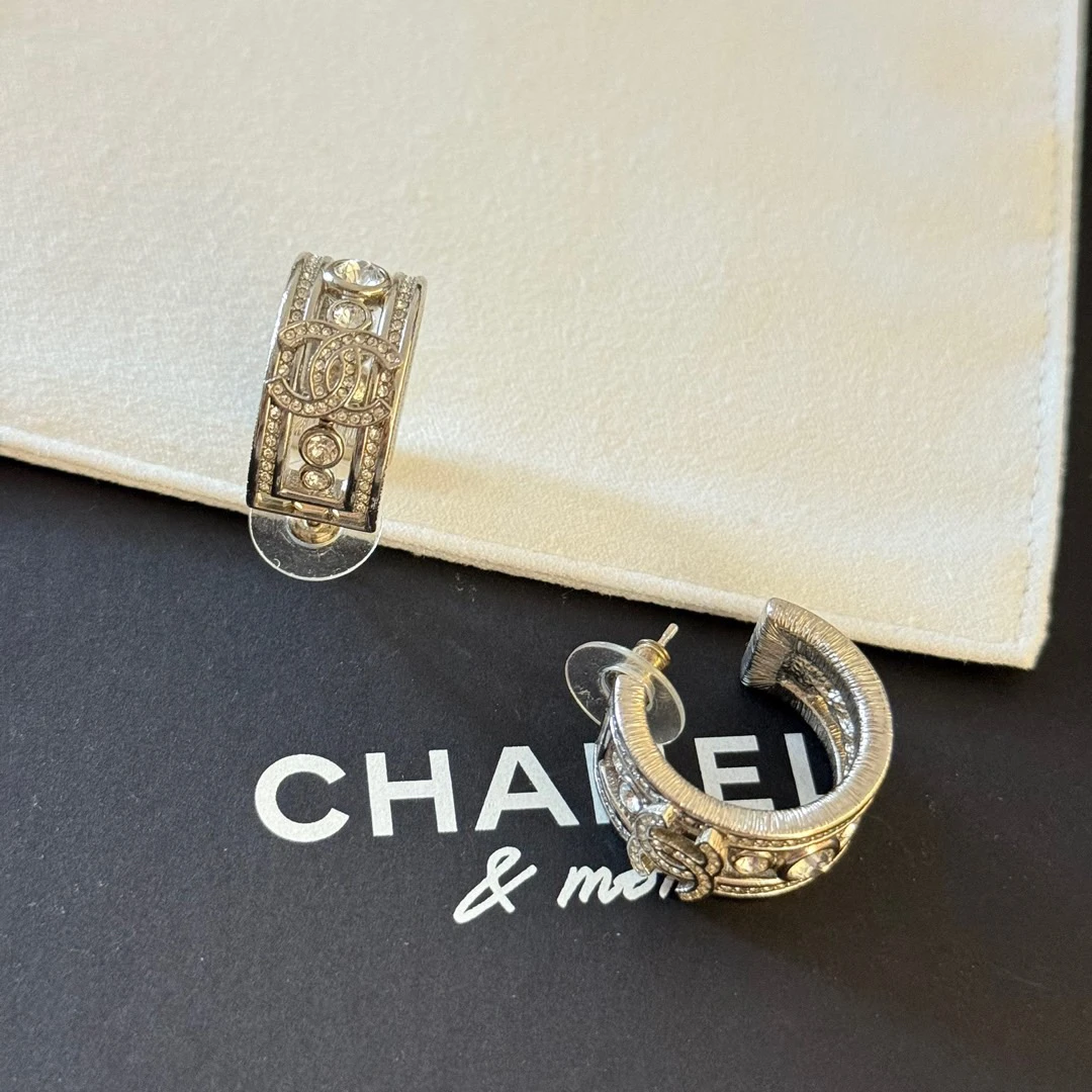 95新 Chanel/香奈儿 银色23s满钻半圈重工双c耳钉/680487497