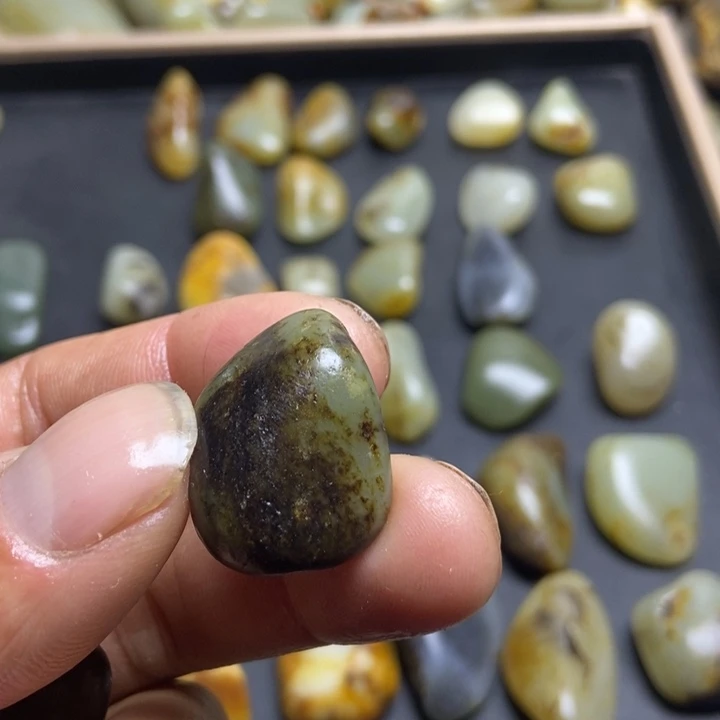 温***玉和田玉（糖玉）未镶嵌珠宝奇石