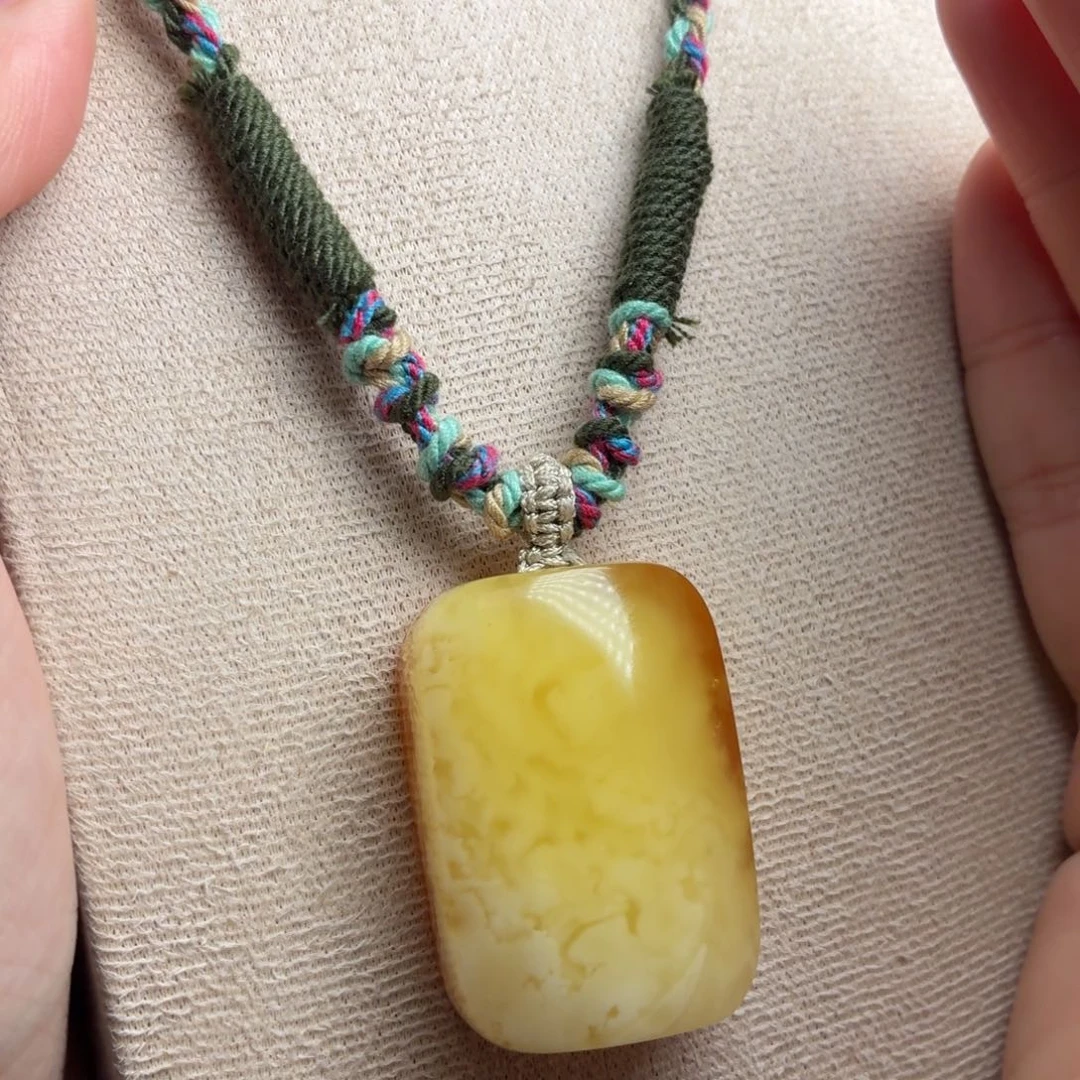 琥珀未镶嵌颈饰白妖花无事牌