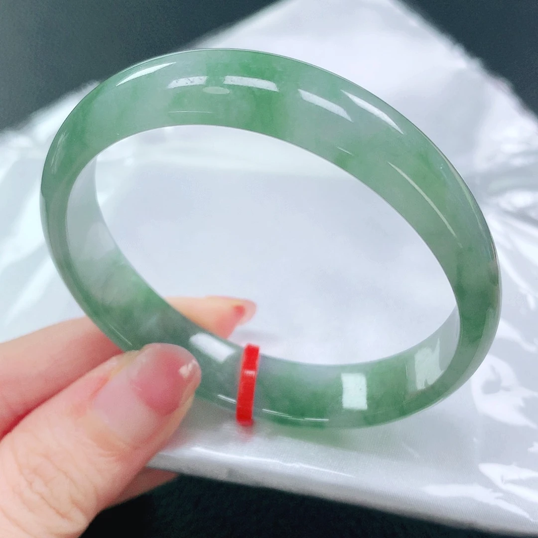翡翠手镯未镶嵌57贵