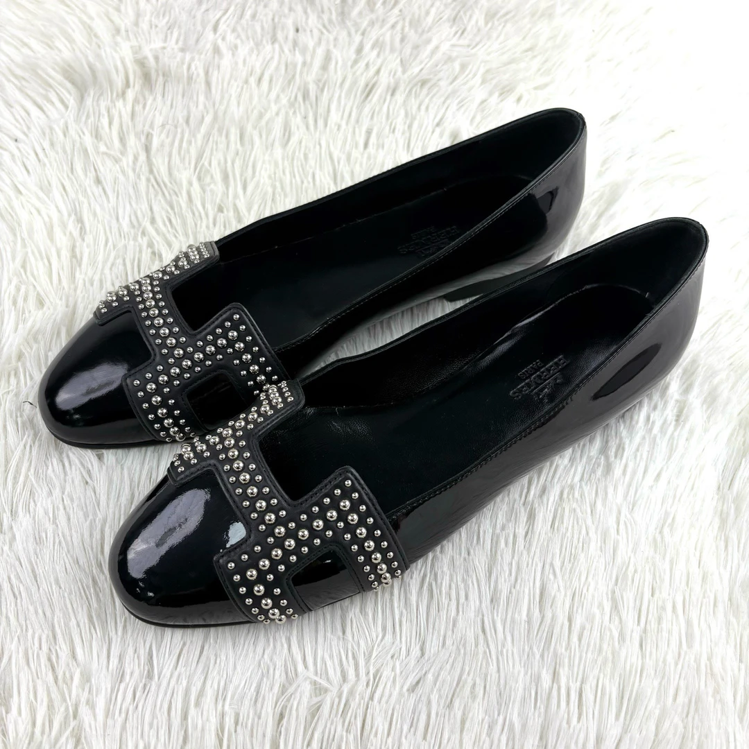 未使用 Hermes/爱马仕 经典黑色漆皮铆钉平底鞋36码 咩