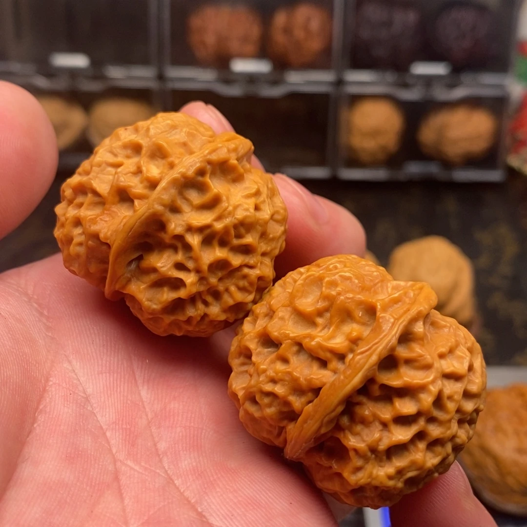 文玩核桃吊坠珊瑚绣球