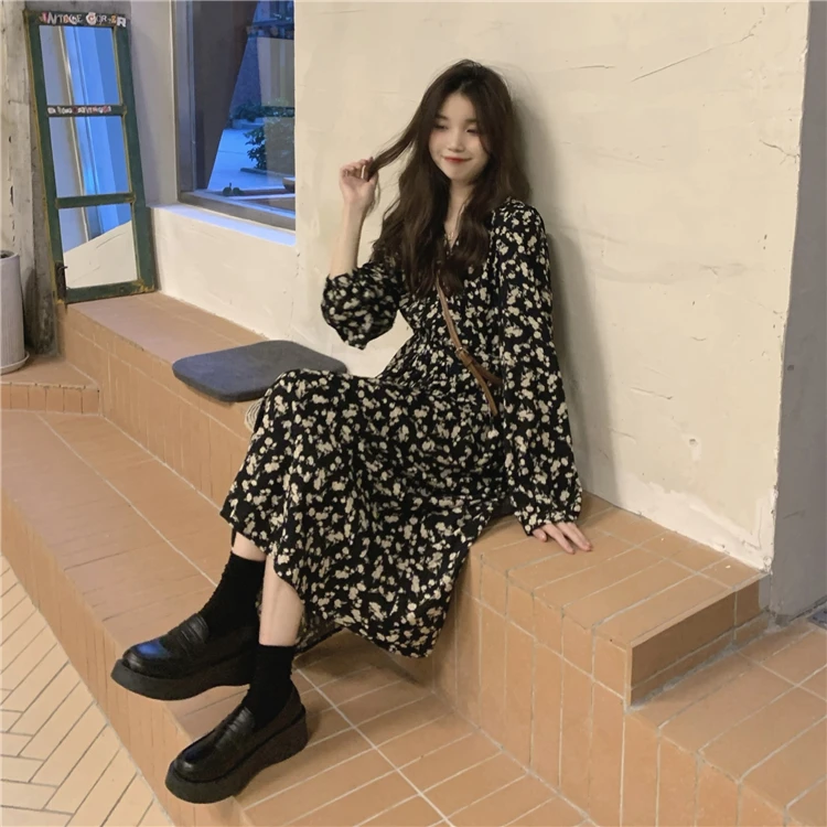 早秋装2024年新款赫本风法式碎花长袖连衣裙女打底内搭秋款长裙子