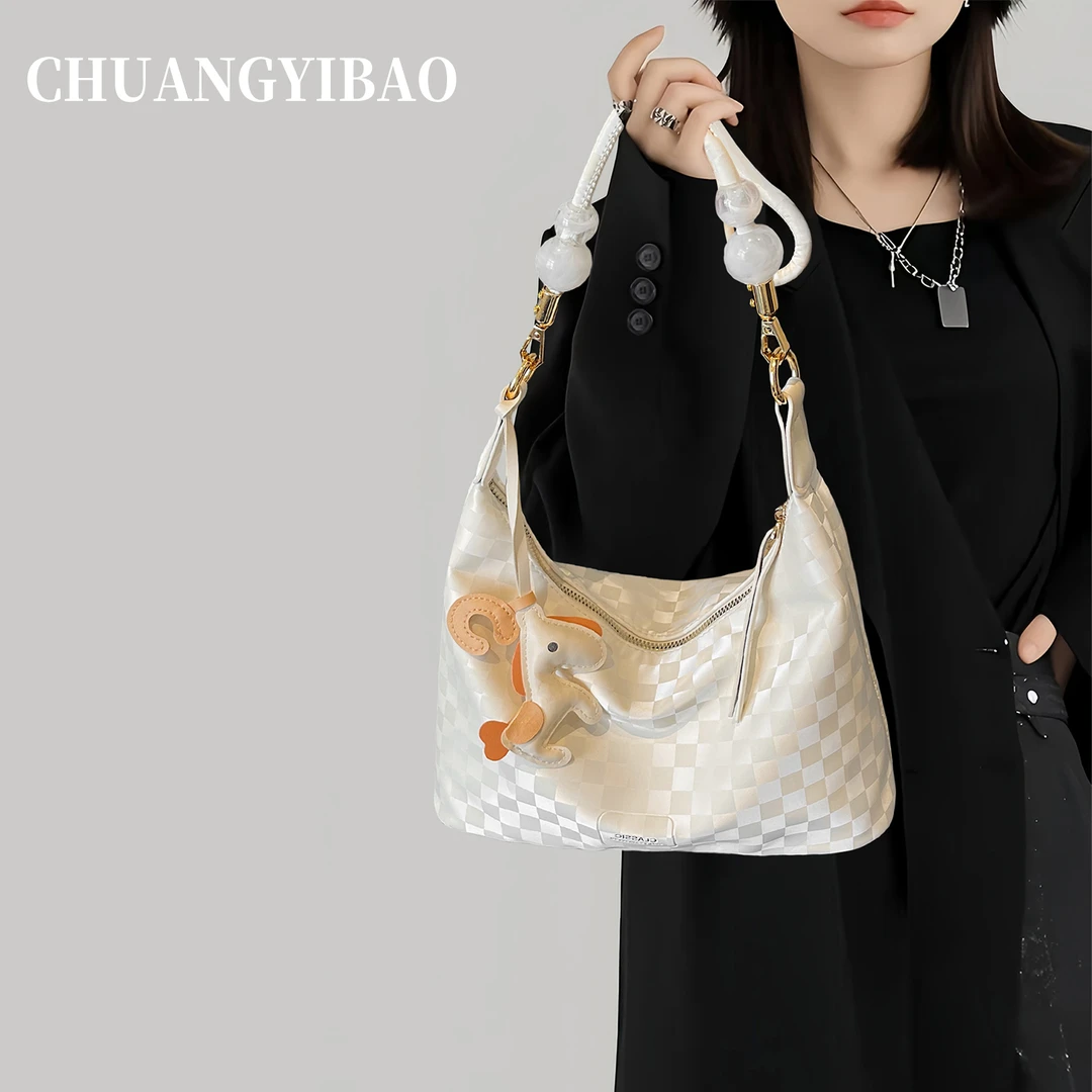 秋冬大容量包包女2025设计师款同款单肩斜挎包百搭轻奢通勤饺子包