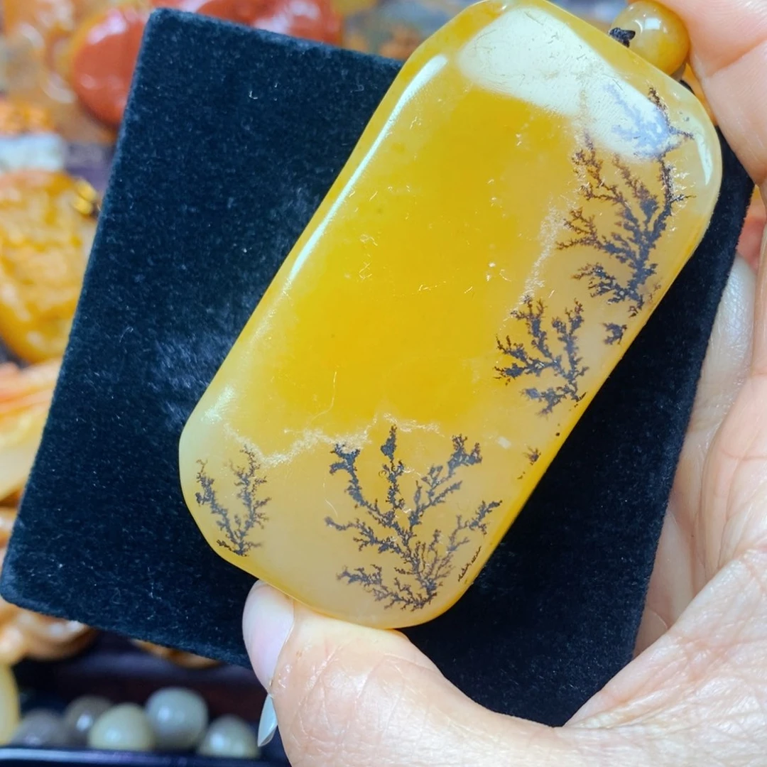 石英质玉（黄龙玉）未镶嵌颈饰