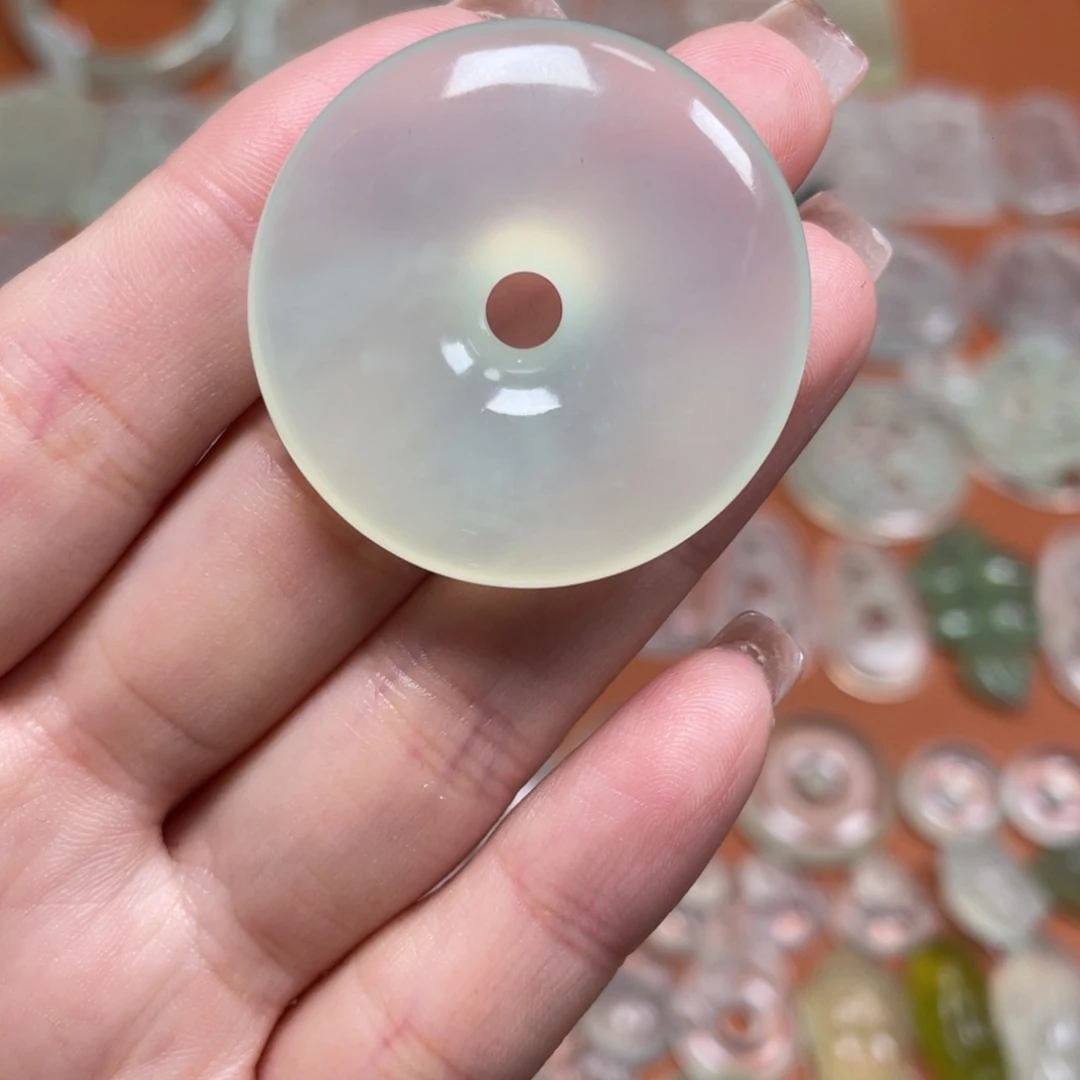 ****洁蛇纹石玉未镶嵌颈饰