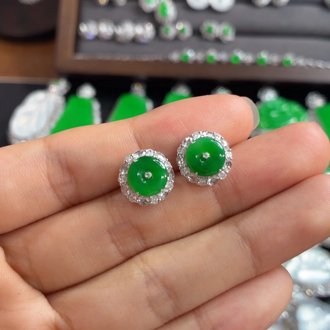 翡翠18K金镶嵌颈饰平安扣