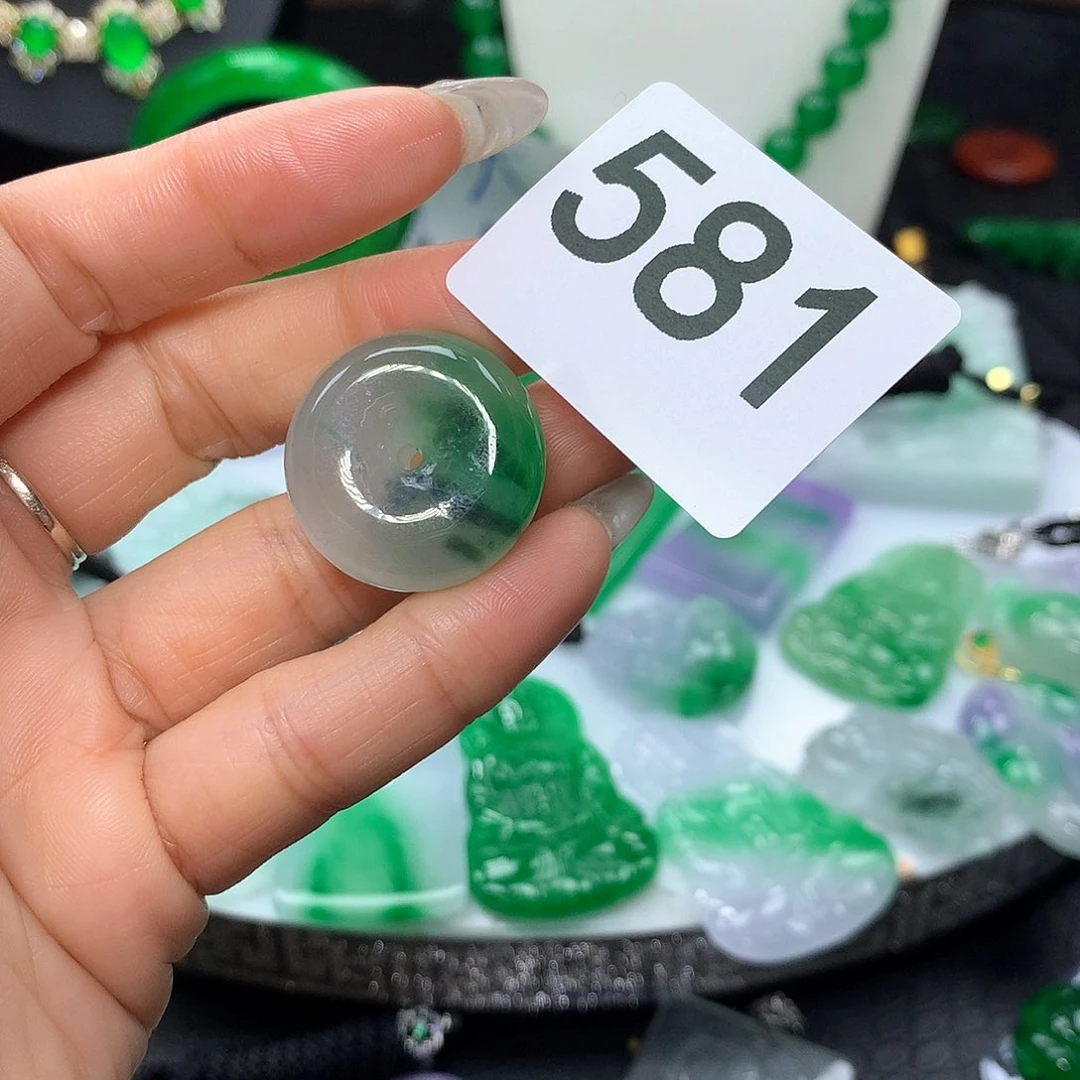 翡翠吊坠(赠链)未镶嵌