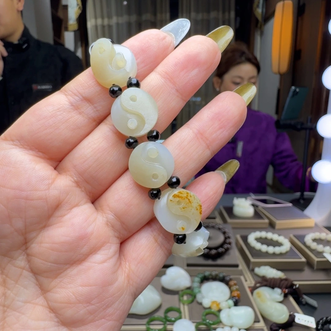 北***星和田玉未镶嵌颈饰