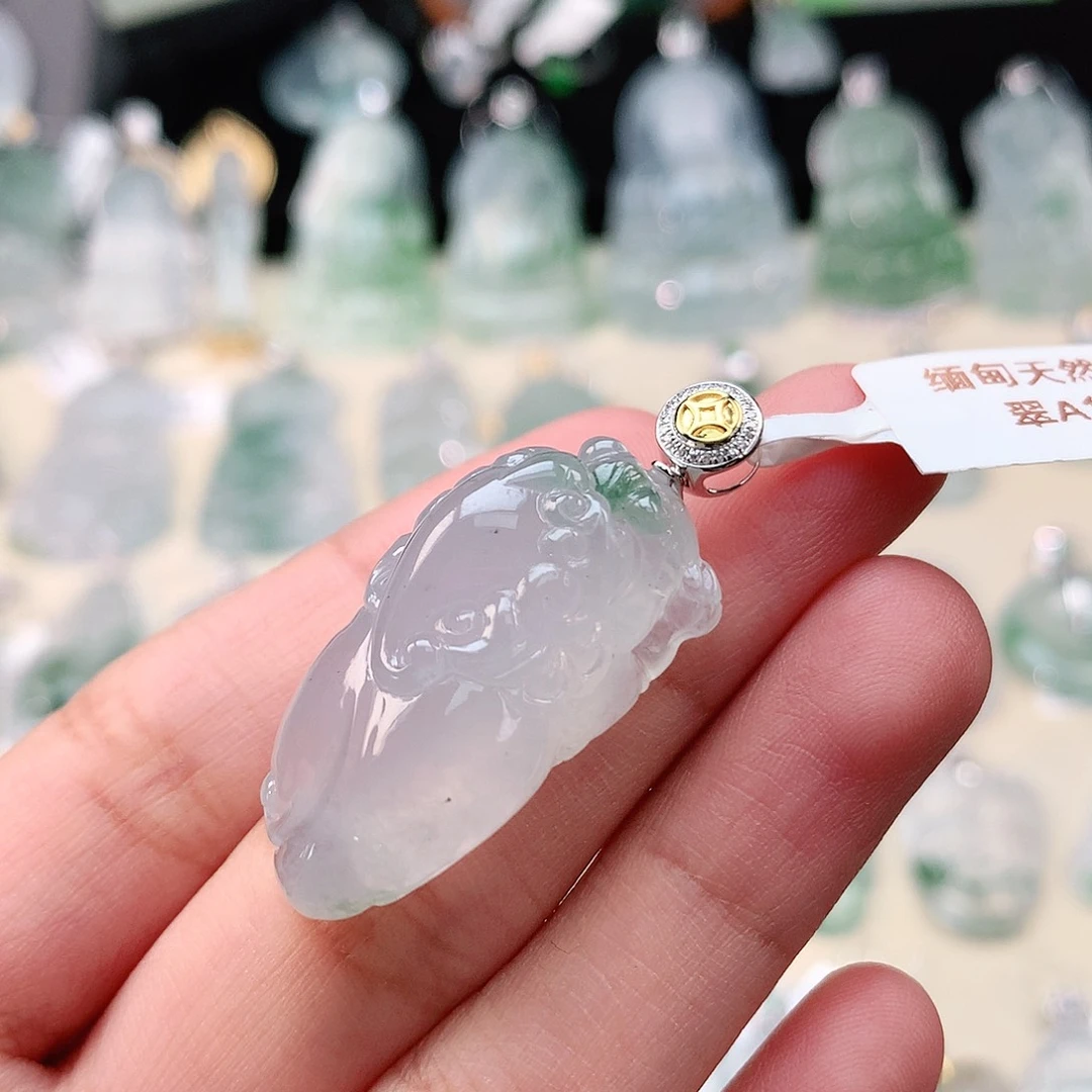 翡翠18K金镶嵌颈饰貔貅
