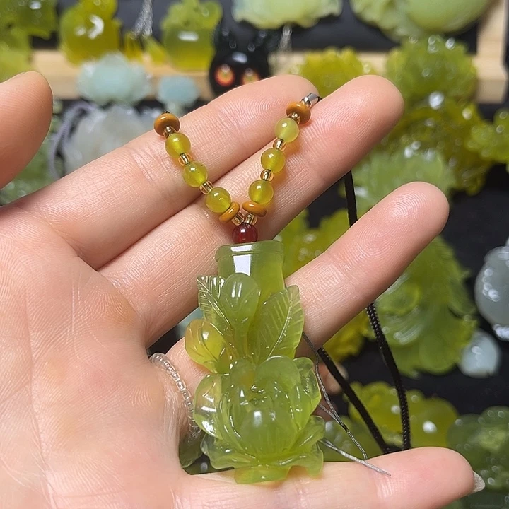 蛇纹石玉未镶嵌颈饰