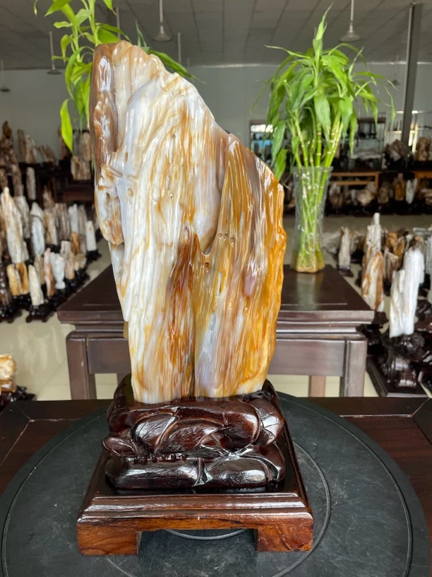 飞黄腾达 缅甸树化玉摆件 重8.8斤/总高40/高29/宽15/厚7公分