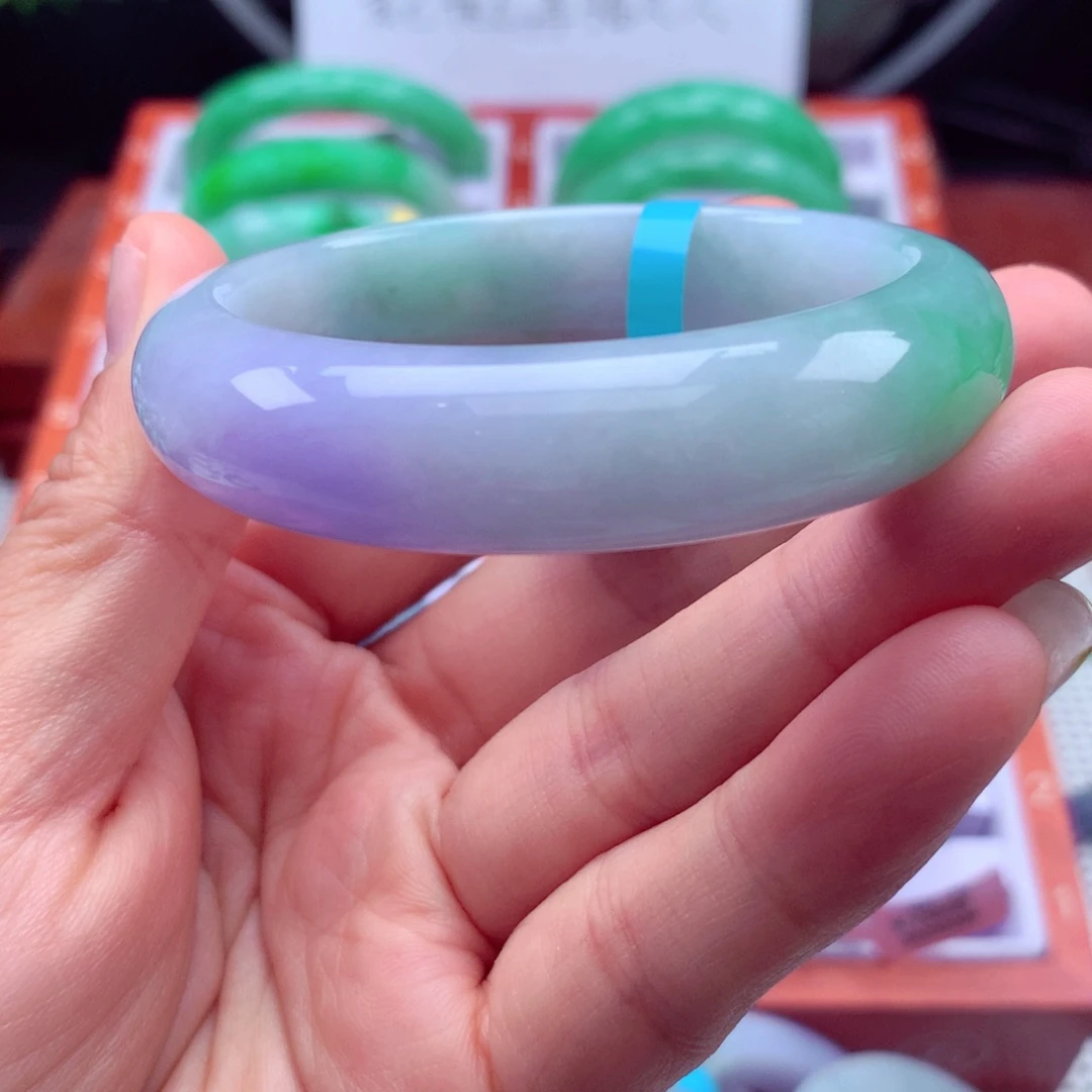 翡翠手镯未镶嵌翡翠