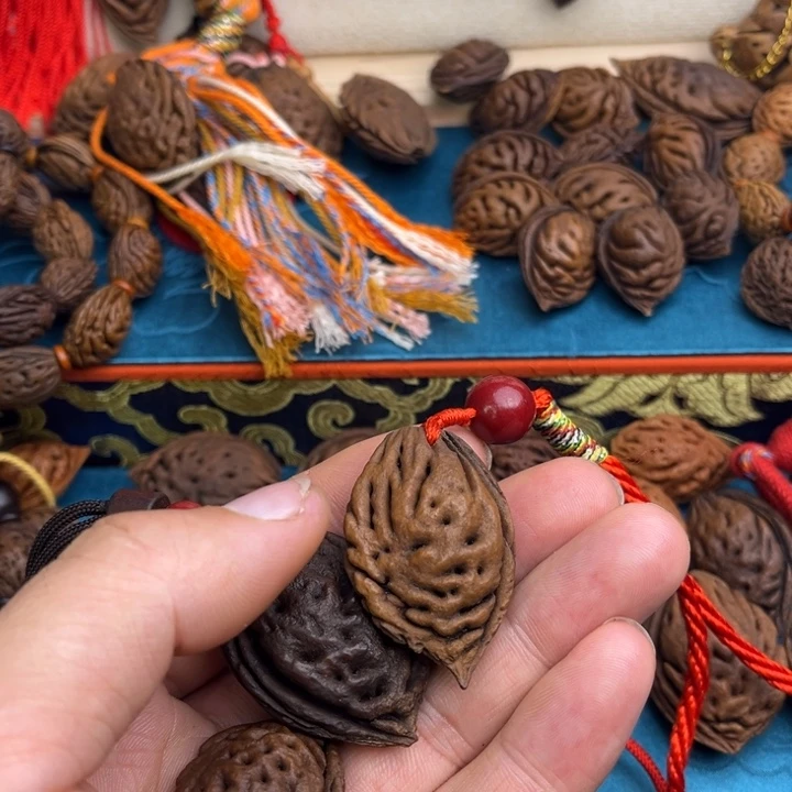 敏***粑木质非金属桃枭吊坠桃枭吊坠