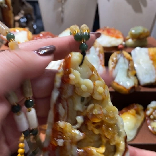 蛇纹石玉未镶嵌颈饰
