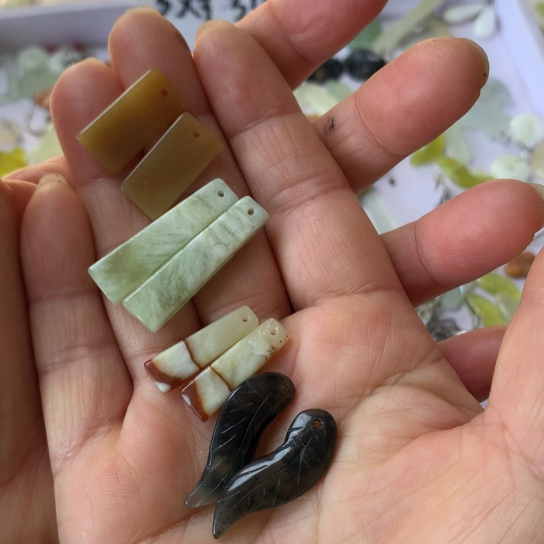 嗯***）蛇纹石玉未镶嵌耳坠