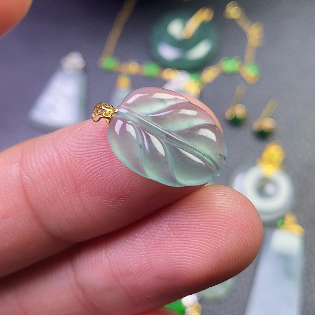 颈饰18K金镶嵌翡翠