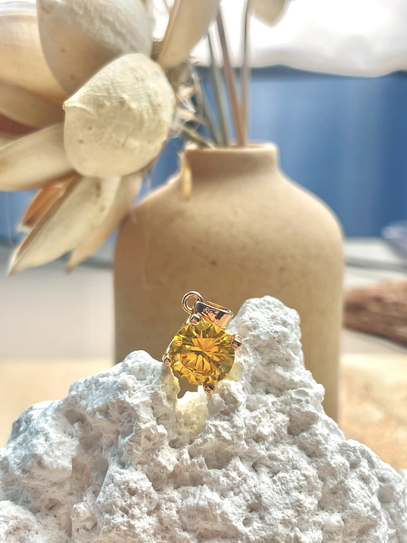 精品大卡四爪牛头款黄吊坠—————T00