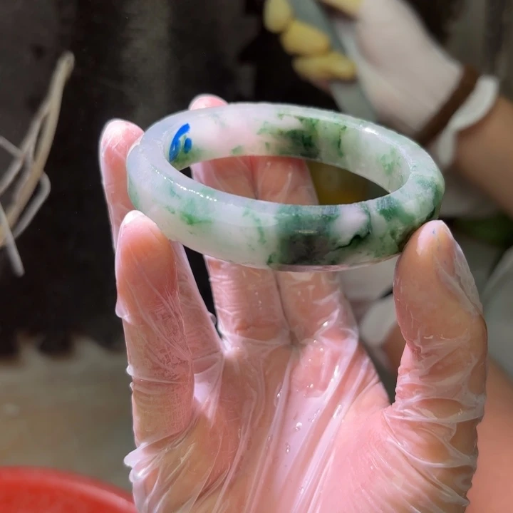 沐***麻石英质玉未镶嵌手镯定制