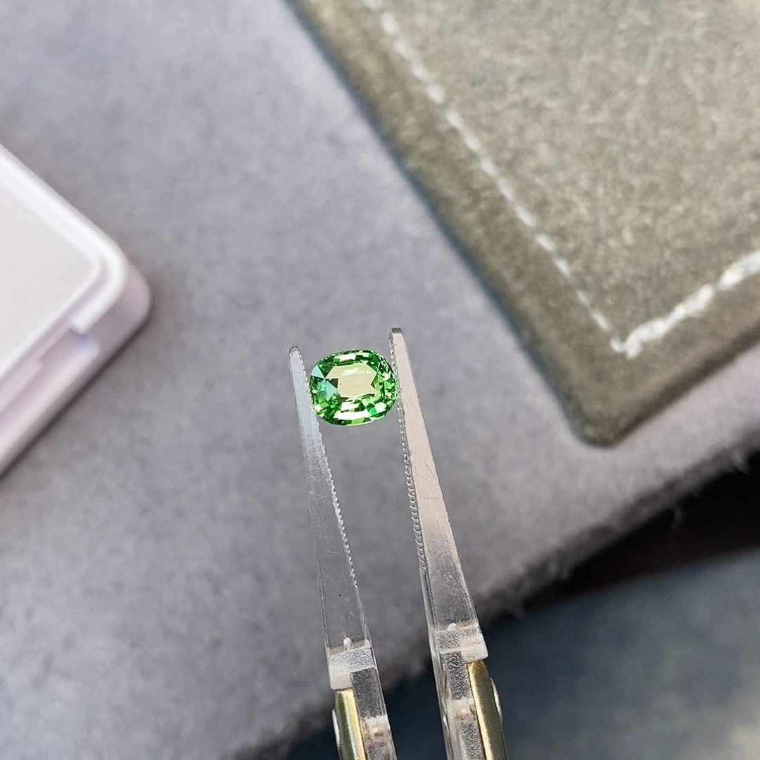 珠宝半成品未镶嵌石榴石（沙弗莱）1.03ct 吉尔德 薄荷绿