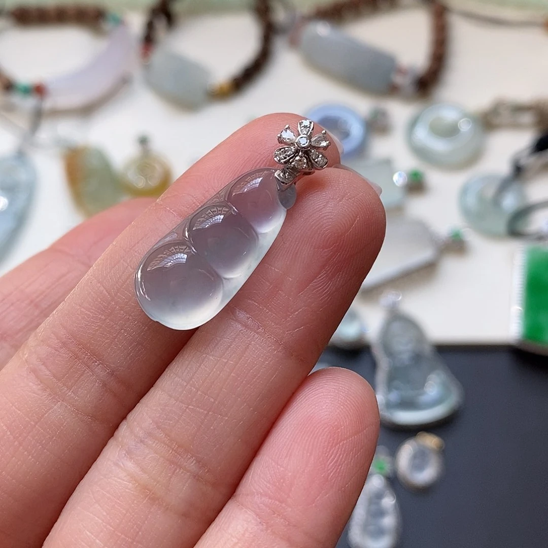 翡翠颈饰18K金镶嵌冰润饱满福豆