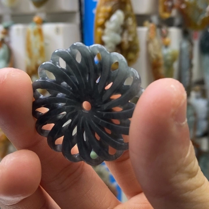 翡翠未镶嵌颈饰你