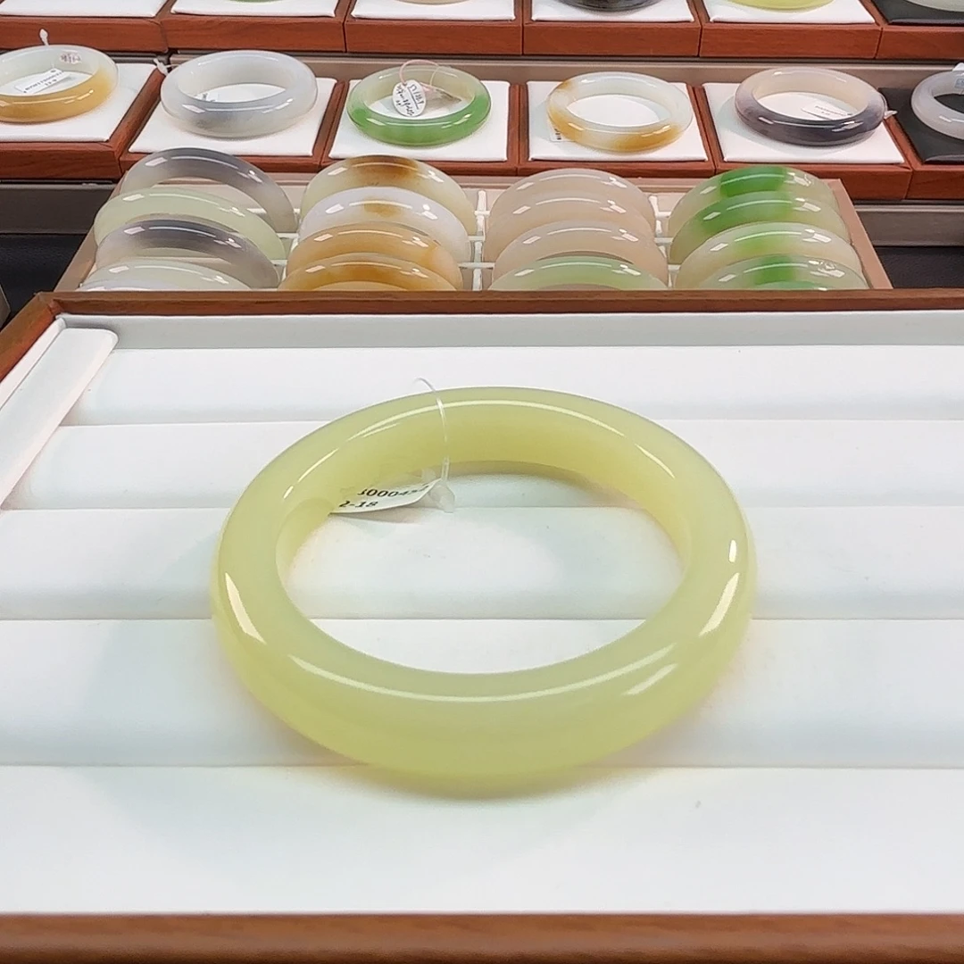 和田玉未镶嵌手镯57黄口