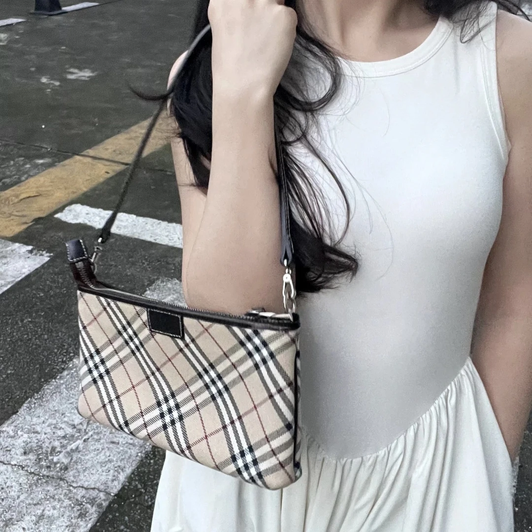 95新 BURBERRY/博柏利 M/巴宝莉斜挎包/03075