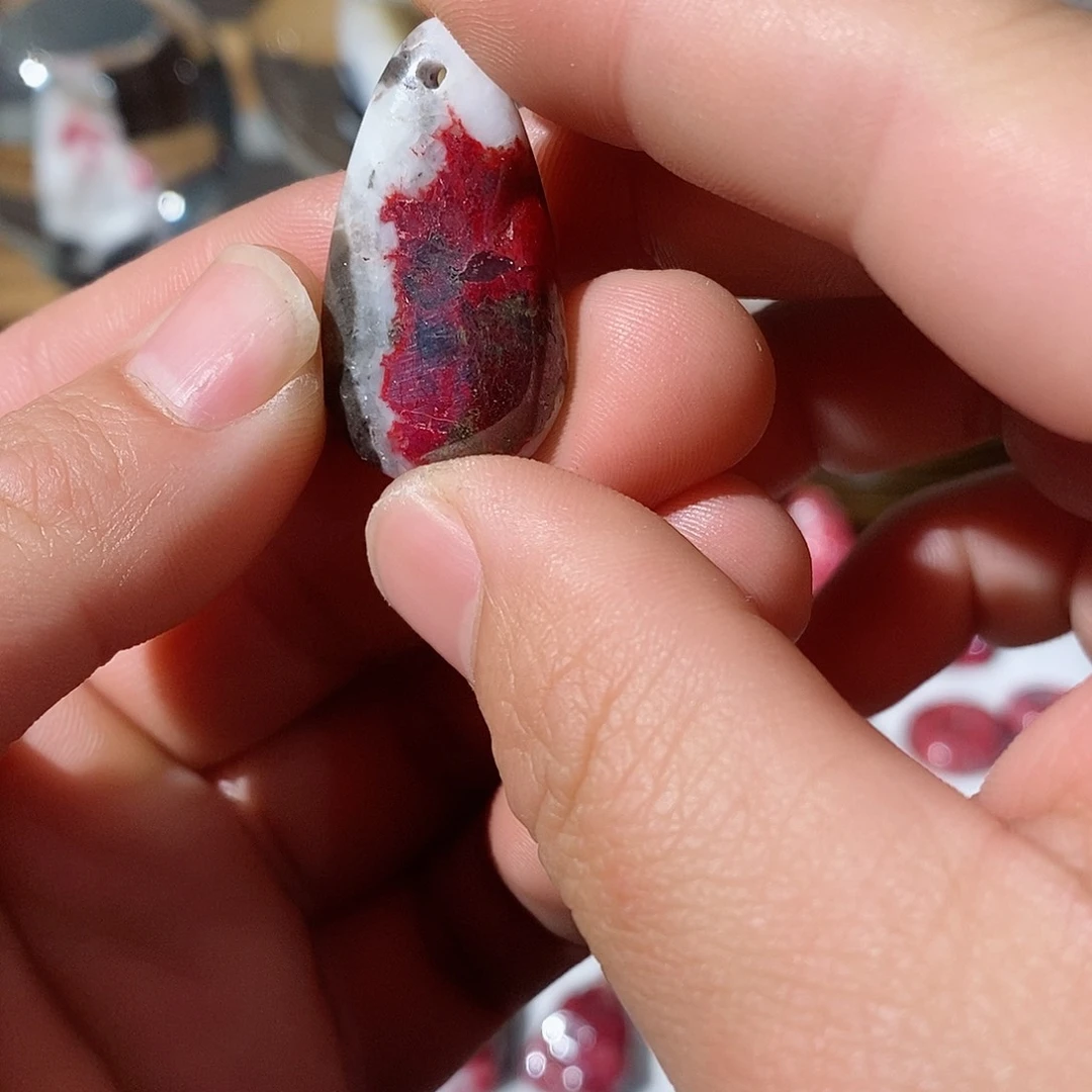 天然辰砂原石晶体吊坠