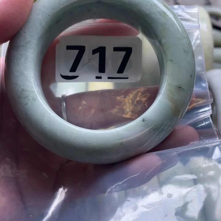 刘***华蛇纹石玉未镶嵌手镯